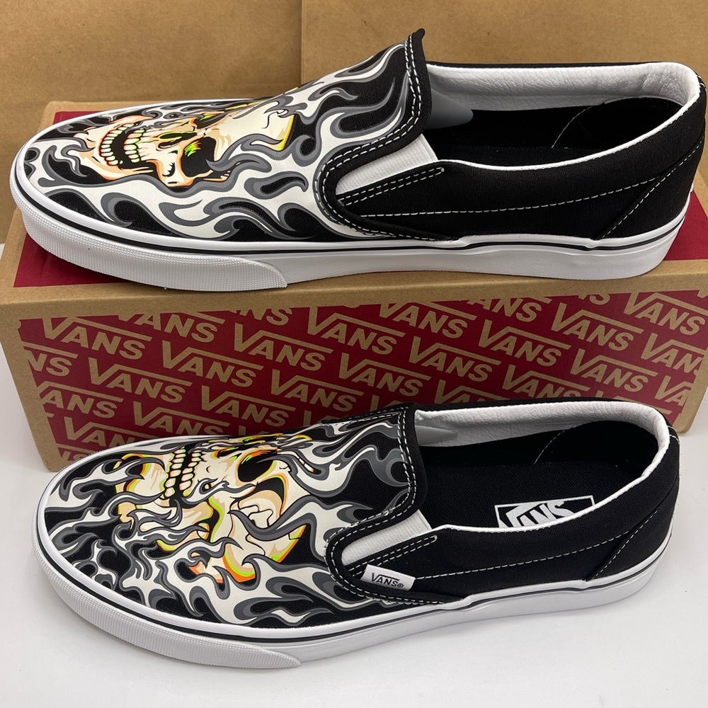 Vans WMNS Black Skull Design Bold Classic Slip-On
Flame Skull Black/True White - Picture 11 of 16